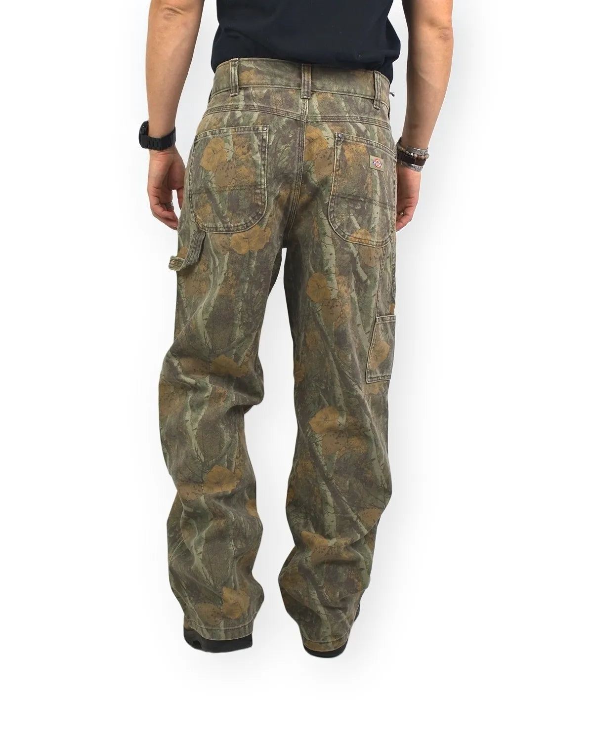 Dickies Houck Loose Straight canvasbyxor i kamouflage, baksida med bakfickor, på modell
