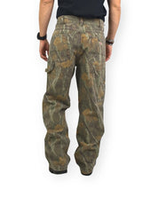 Dickies Houck Loose Straight canvasbyxor i kamouflage, baksida med bakfickor, på modell