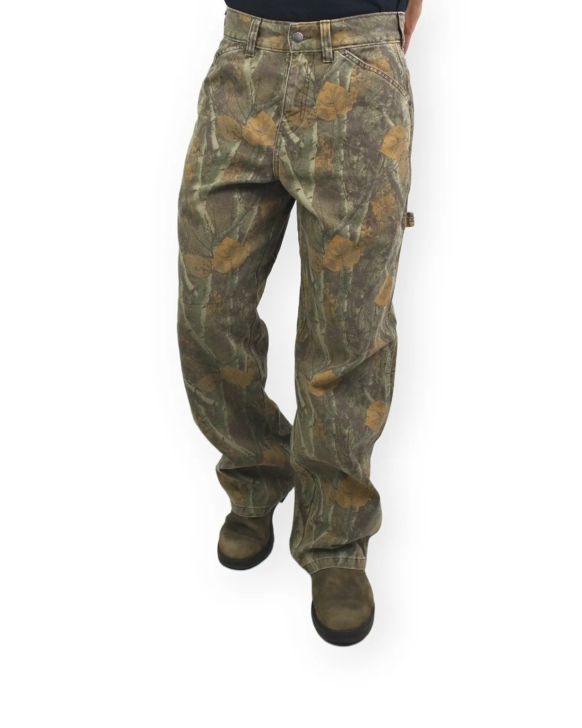 Dickies Houck Loose Straight canvasbyxor i kamouflage, framsida med händerna i fickorna, på modell