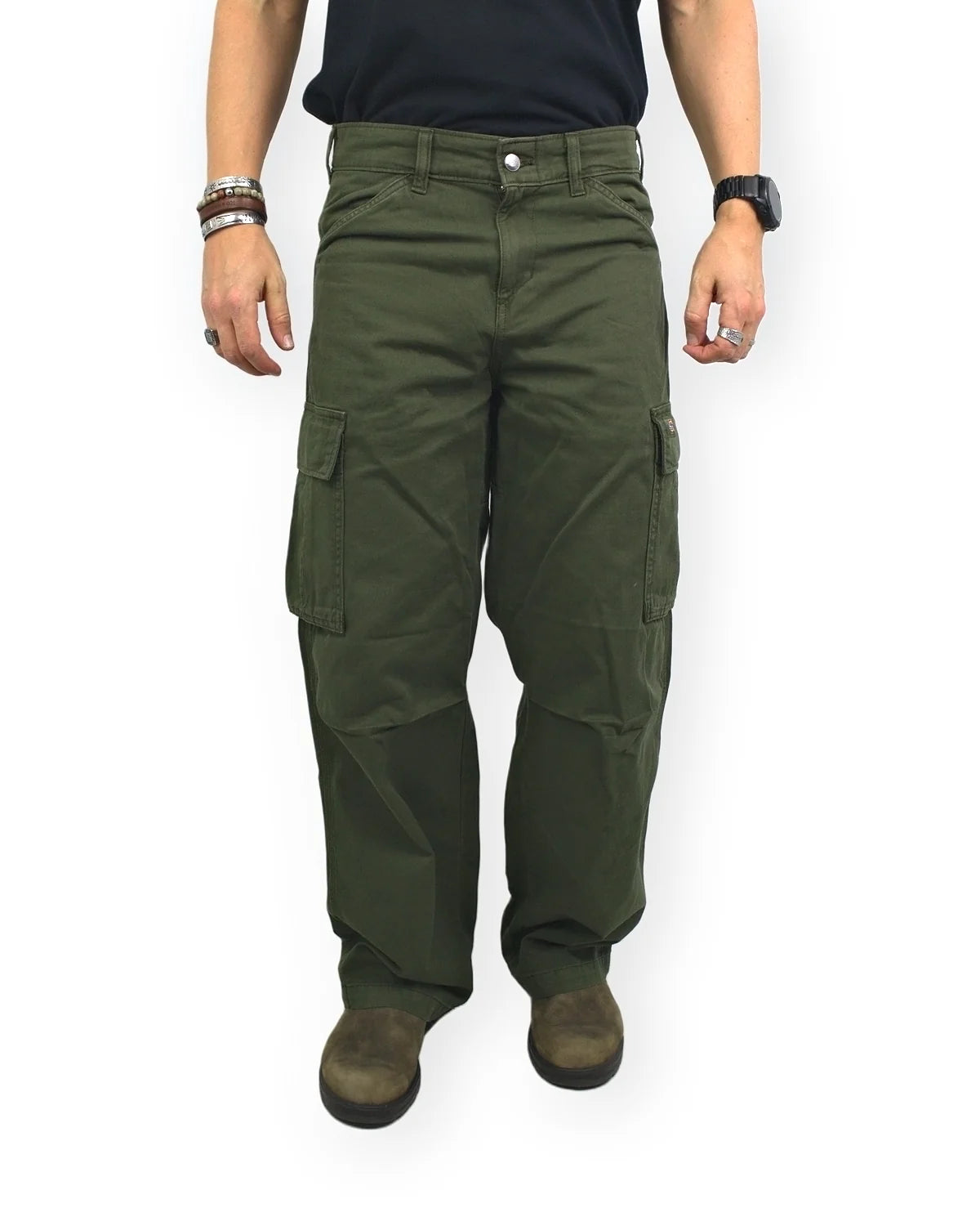 Dickies 247 Loose Straight cargobyxor i plaggfärgad grön, framsida, på modell