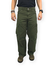 Dickies 247 Loose Straight cargobyxor i plaggfärgad grön, framsida, på modell