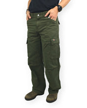 Dickies 247 Loose Straight cargobyxor i plaggfärgad grön, framsida med händerna i fickorna, på modell