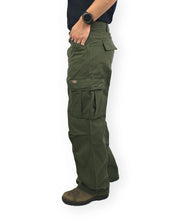 Dickies 247 Loose Straight cargobyxor i plaggfärgad grön, från sidan med cargoficka, på modell