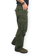 Dickies 247 Loose Straight cargobyxor i plaggfärgad grön, från andra sidan, på modell