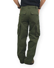 Dickies 247 Loose Straight cargobyxor i plaggfärgad grön, baksida, på modell