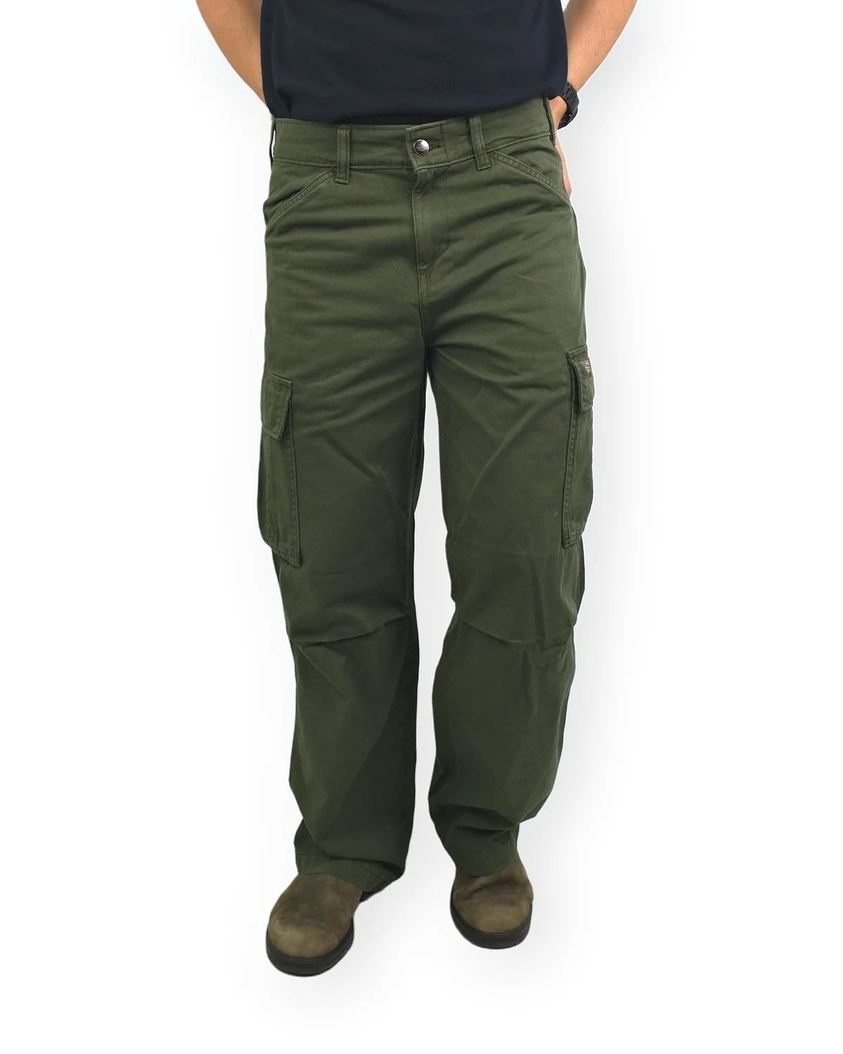 Dickies 247 Loose Straight cargobyxor i plaggfärgad grön, framsida med händerna i fickorna, på modell