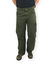 Dickies 247 Loose Straight cargobyxor i plaggfärgad grön, framsida med händerna i fickorna, på modell
