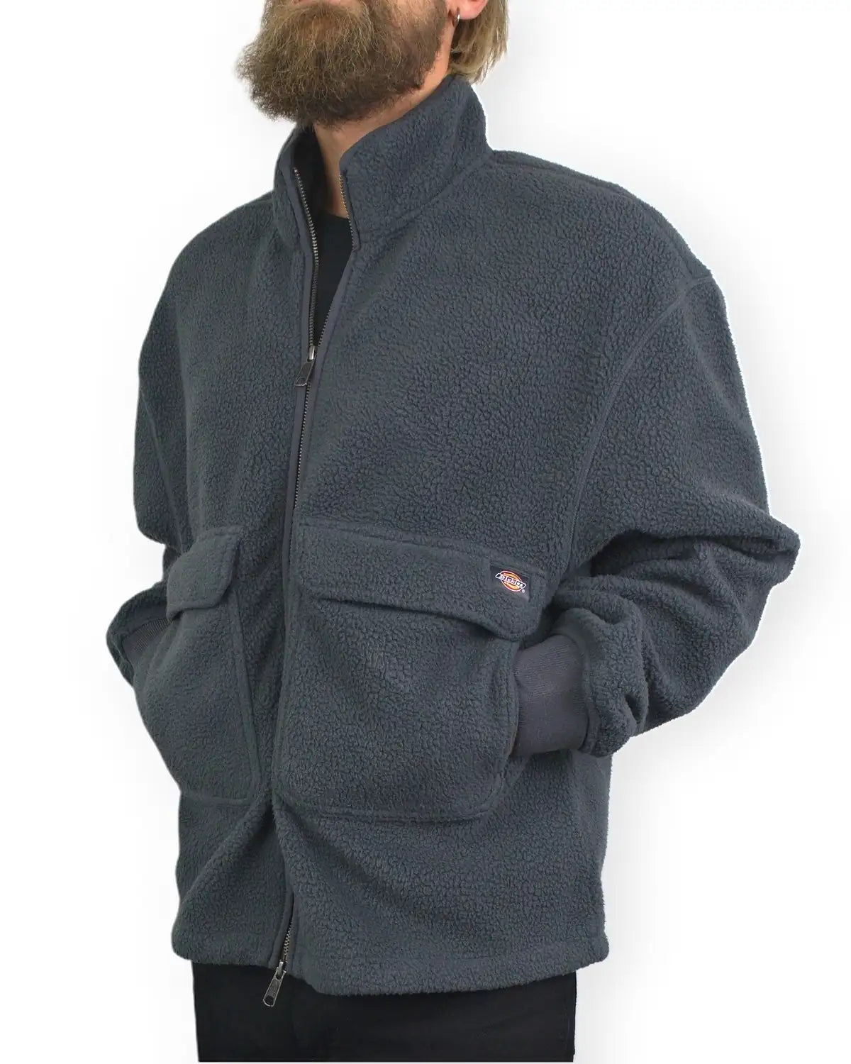Dickies Paulden Sherpa fleecetröja i grått, snett framifrån med handen i fickan, på modell
