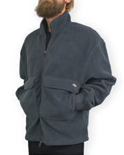Dickies Paulden Sherpa fleecetröja i grått, snett framifrån med handen i fickan, på modell