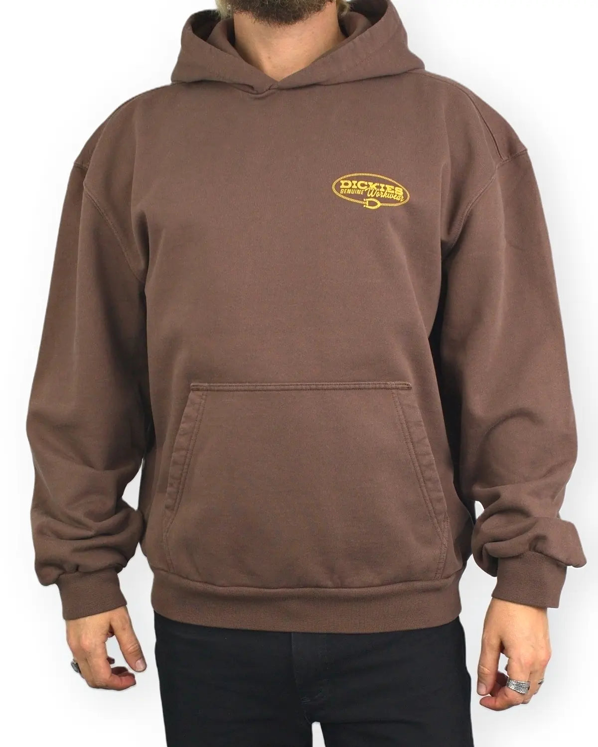 Dickies Avondale hoodie i brunt, framsida med logga och känguruficka, på modell