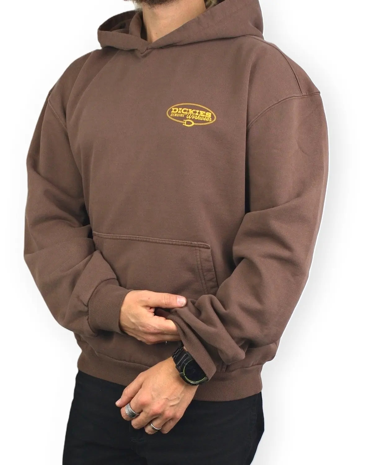 Dickies Avondale hoodie i brunt, framsida snett, på modell