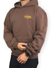 Dickies Avondale hoodie i brunt, framsida snett, på modell
