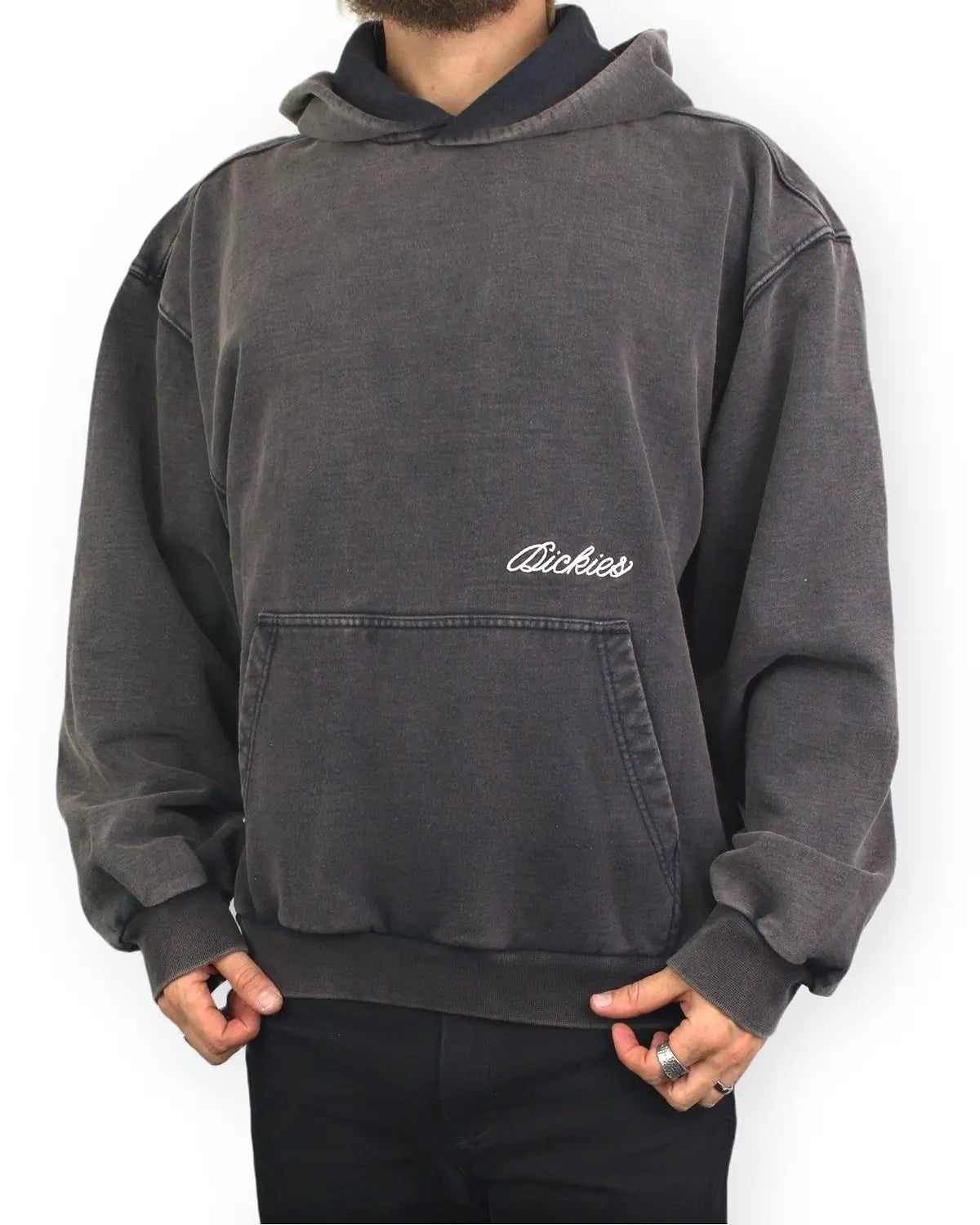Dickies Baker hoodie i tvättad svart, framsida med broderad logga i skrivstil, på modell