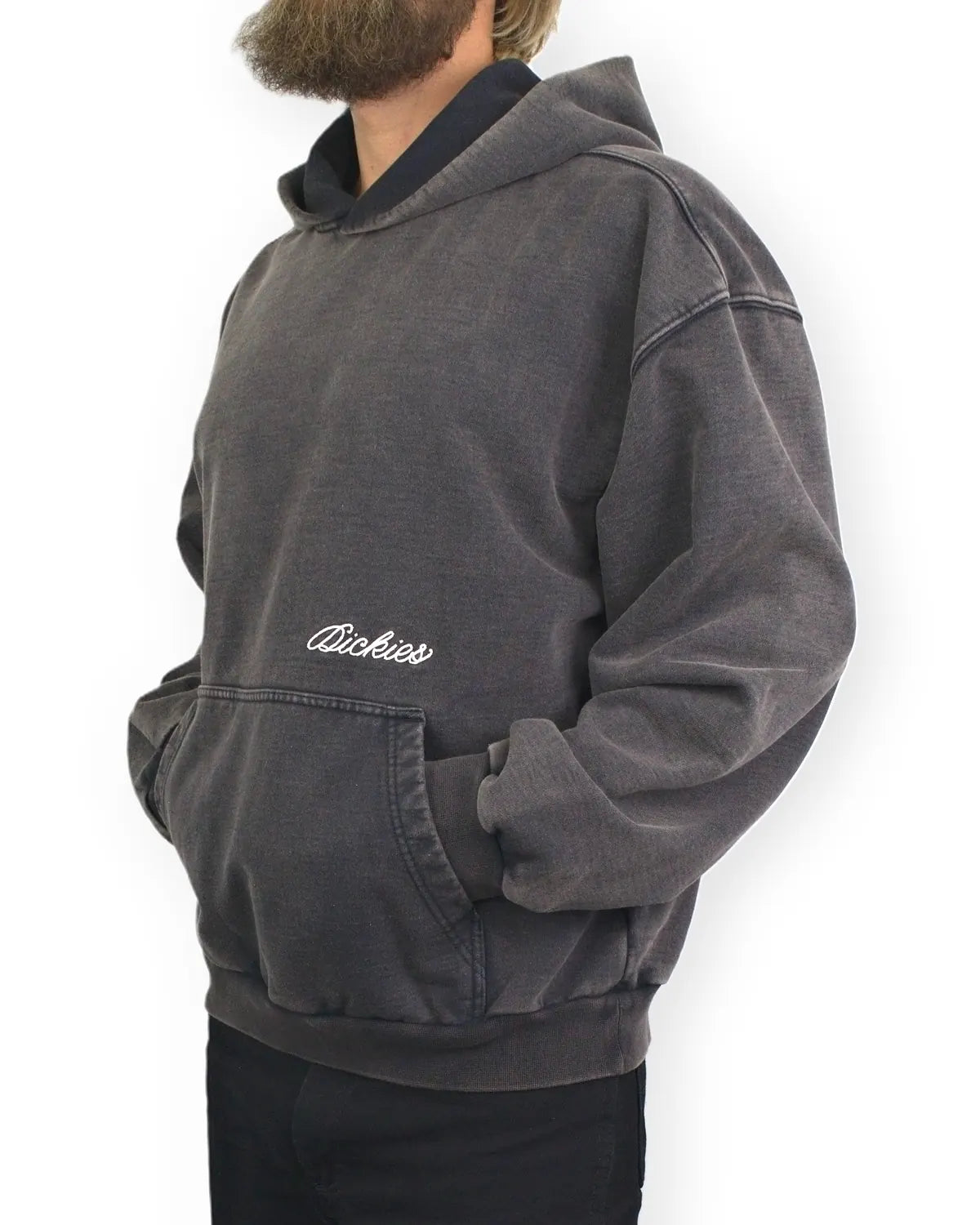 Dickies Baker hoodie i tvättad svart, snett från sidan, på modell