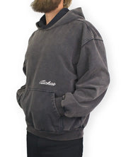 Dickies Baker hoodie i tvättad svart, snett från sidan, på modell
