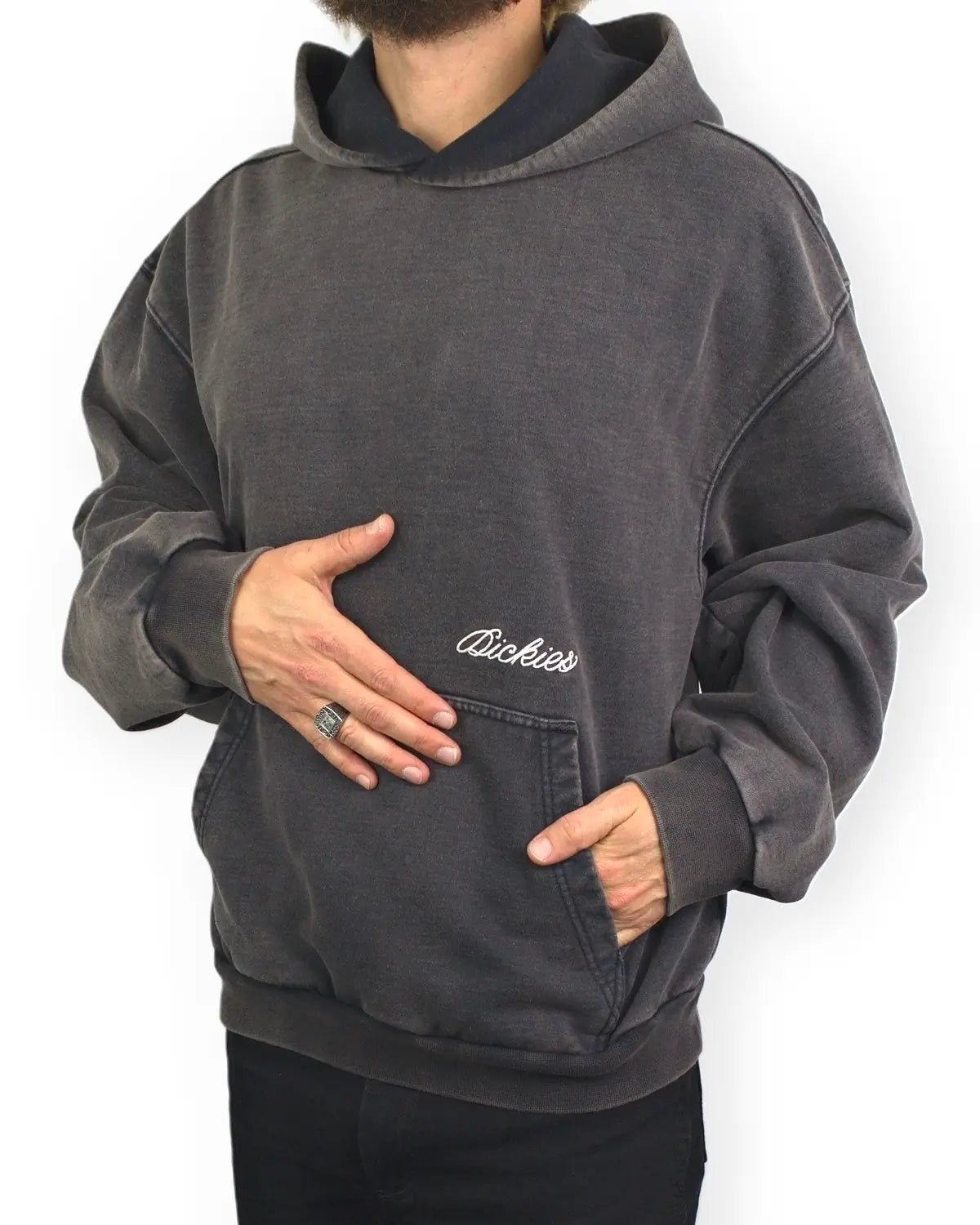 Dickies Baker hoodie i tvättad svart, framsida med handen i fickan, på modell
