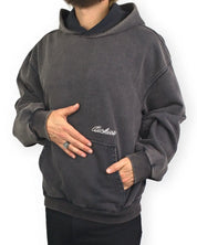 Dickies Baker hoodie i tvättad svart, framsida med handen i fickan, på modell