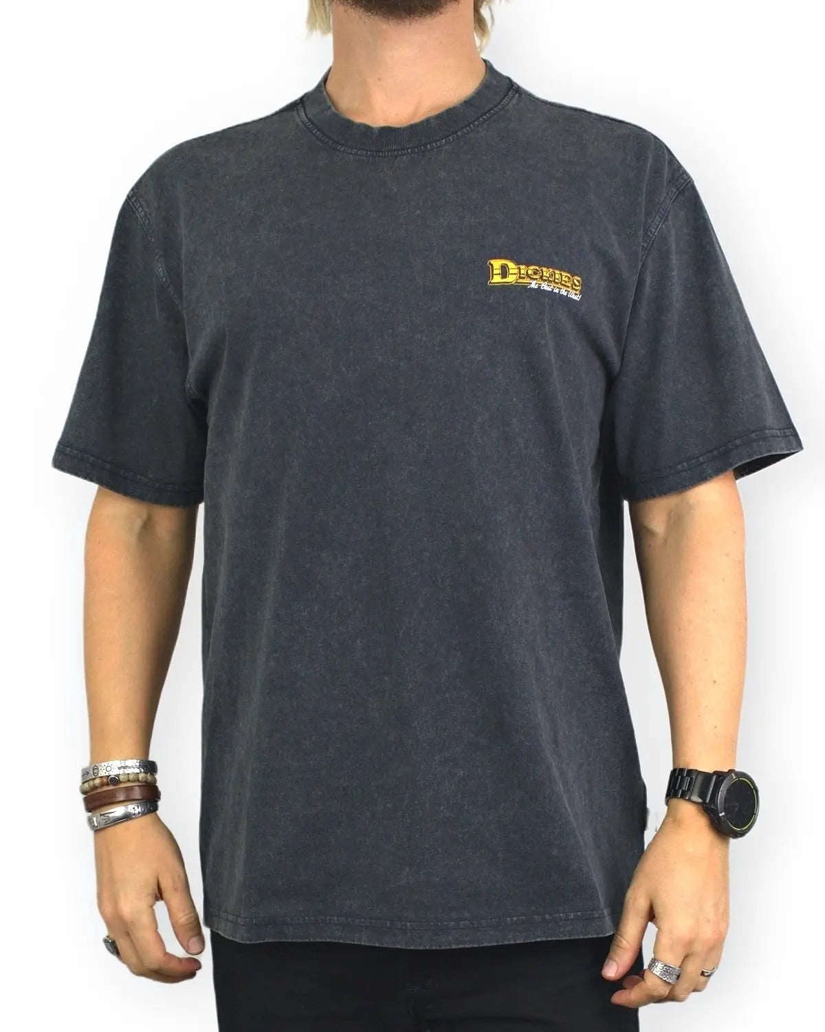Dickies Gainesville T-shirt i tvättad svart, framsida med liten Dickies-logga, på modell