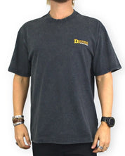 Dickies Gainesville T-shirt i tvättad svart, framsida med liten Dickies-logga, på modell