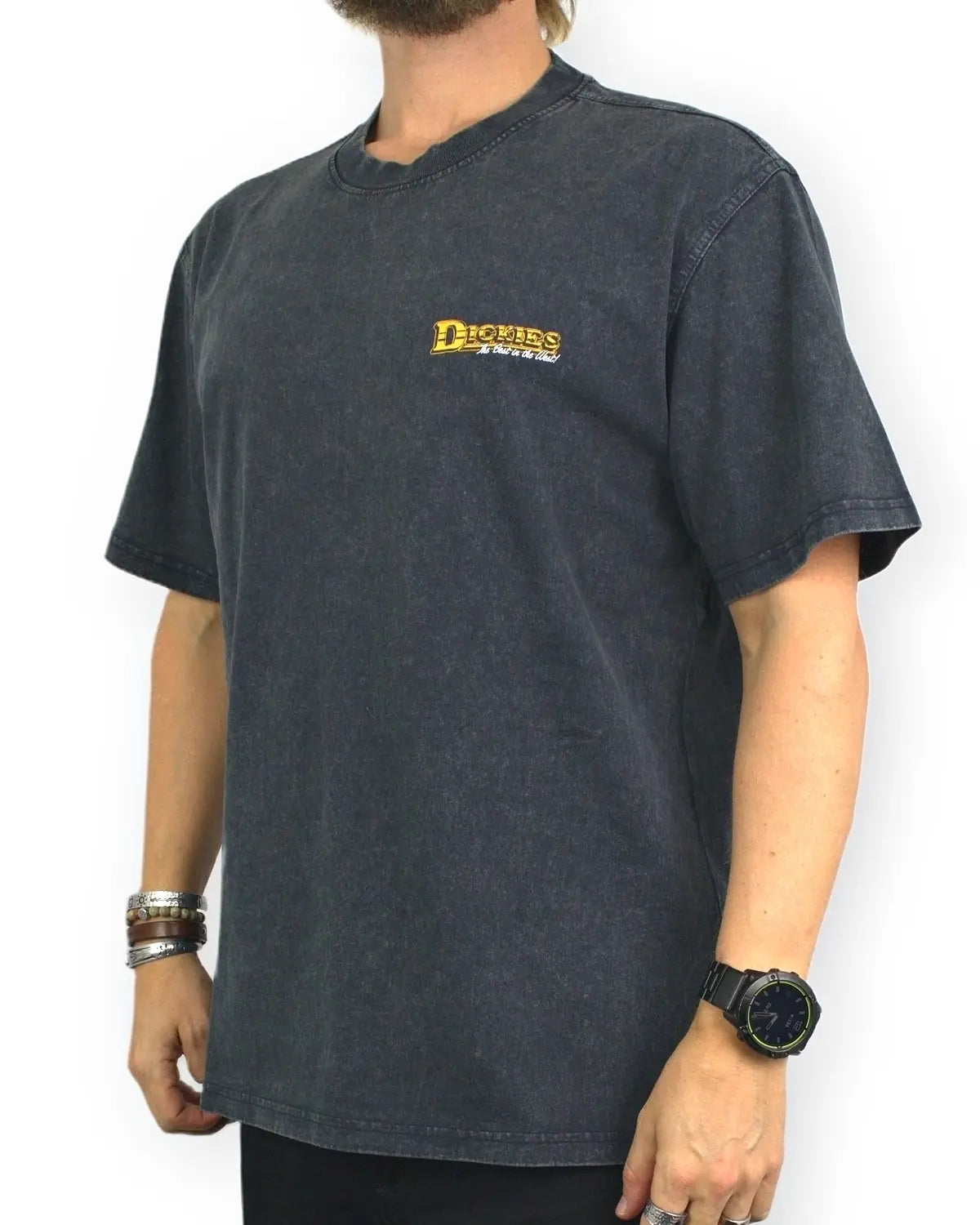 Dickies Gainesville T-shirt i tvättad svart, snett framifrån, på modell