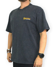 Dickies Gainesville T-shirt i tvättad svart, snett framifrån, på modell