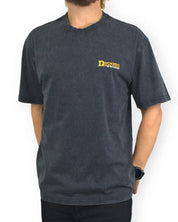 Dickies Gainesville T-shirt i tvättad svart, framsida med händerna i fickorna, på modell