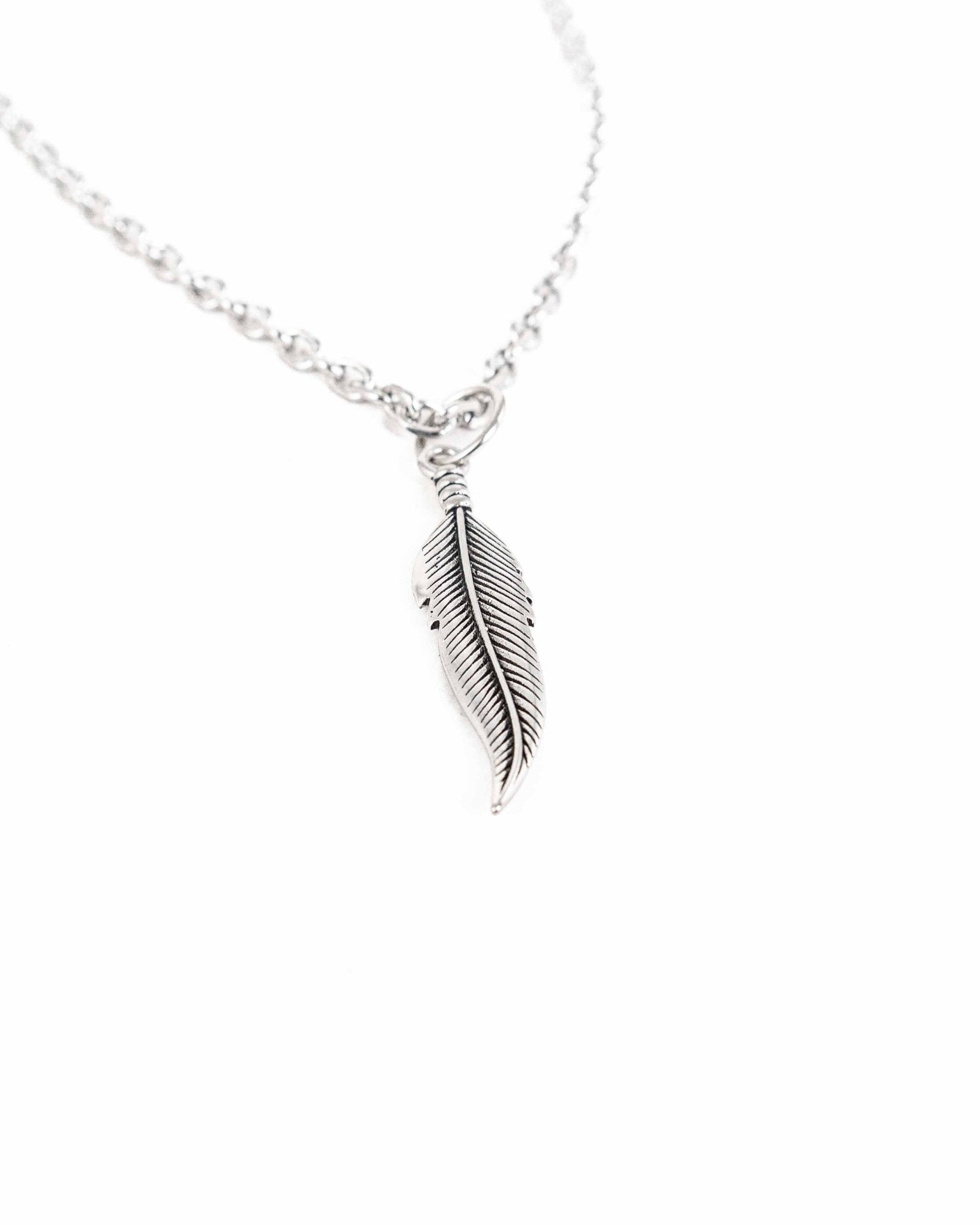 Jernhest - Feather - Hängsmycke Fjäder - jhstore.se