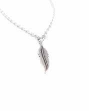 Jernhest - Feather - Hängsmycke Fjäder - jhstore.se