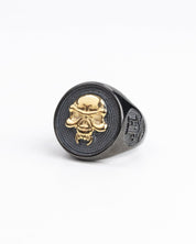 Jernhest - Simon Black Ring - jhstore.se
