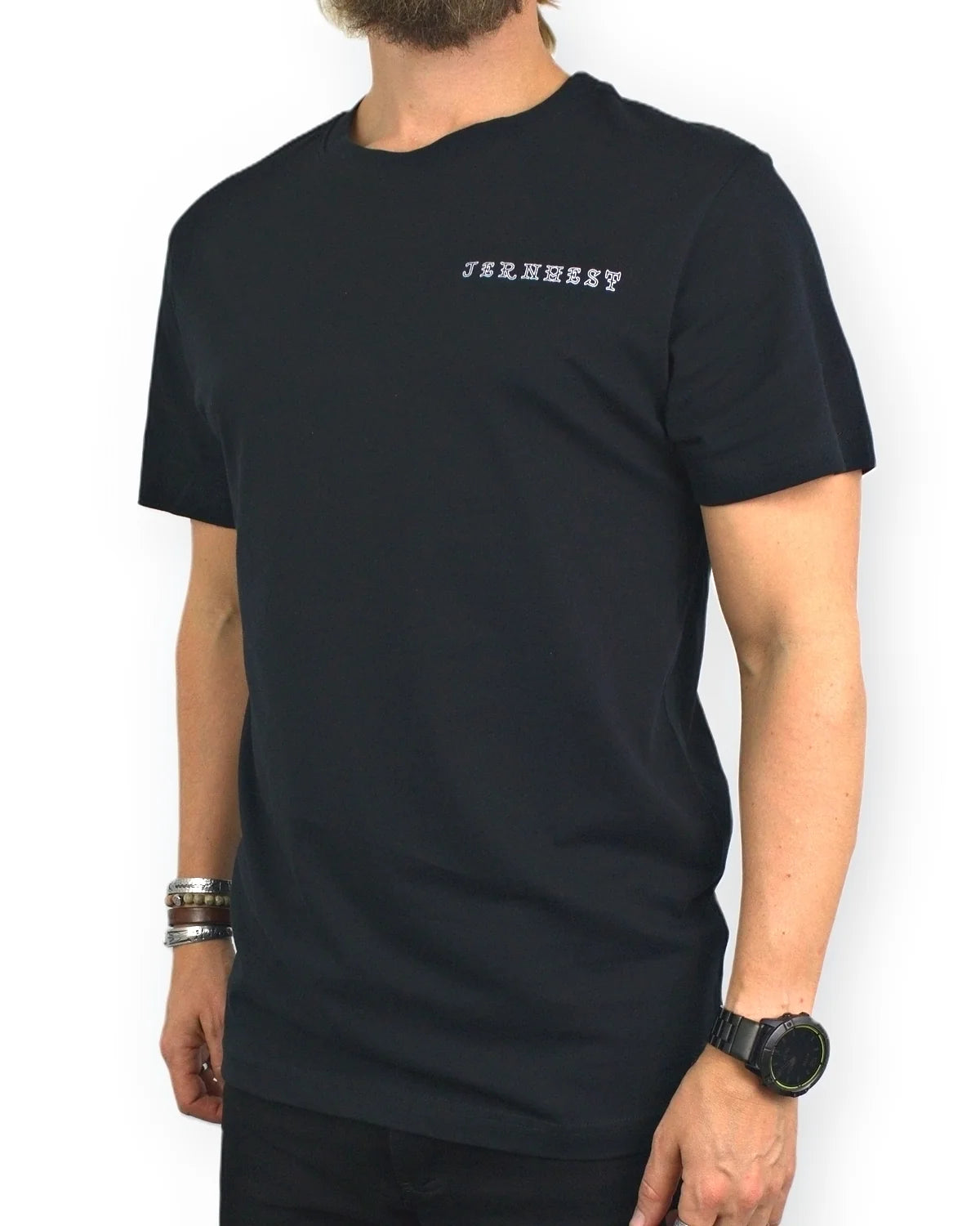Jernhest Spyder Tee i svart, snett framifrån, på modell