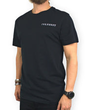 Jernhest Spyder Tee i svart, snett framifrån, på modell