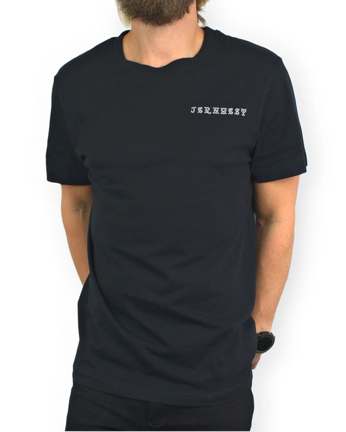 Jernhest Spyder Tee i svart, framsida med händerna i fickorna, på modell