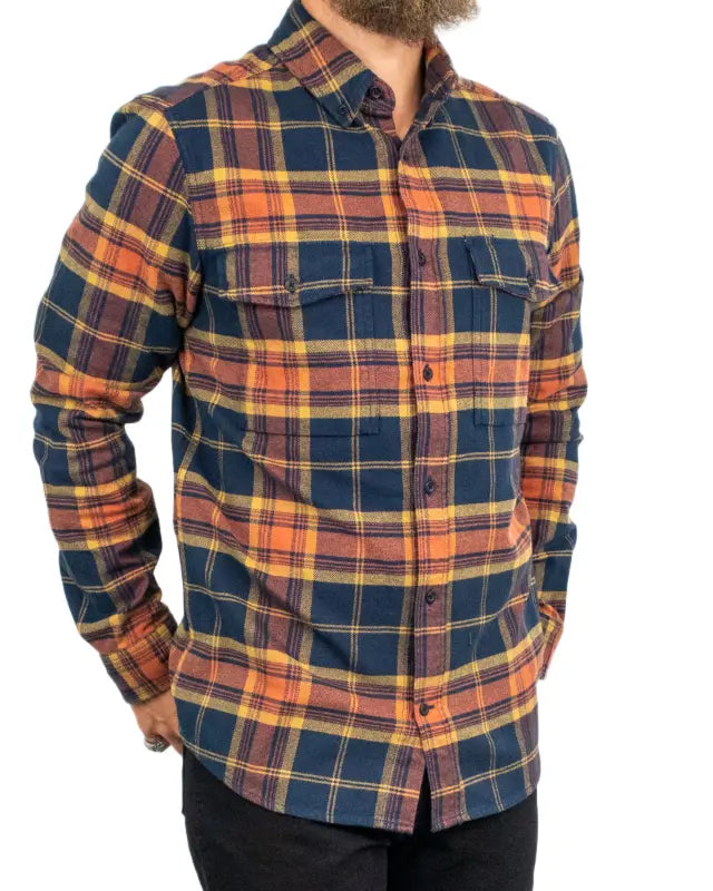 Fjällräven Övik Twill flanellskjorta i rostruta, snett framifrån