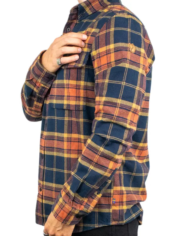 Fjällräven Övik Twill flanellskjorta i rostruta, detalj av ärm och läderlogga