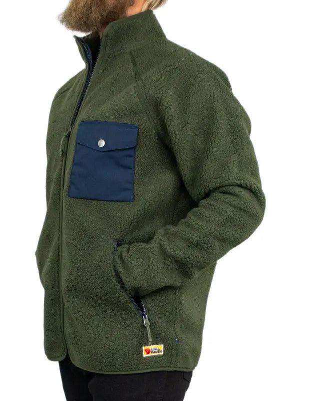 Fjällräven Vardag Pile Fleece i grönt, sidan med handficka