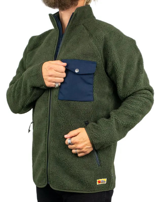 Fjällräven Vardag Pile Fleece i grönt, detalj av bröstficka i G-1000