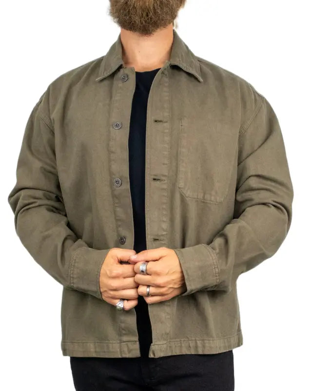 Resteröds Armstrong overshirt i olivgrönt, öppen framsida