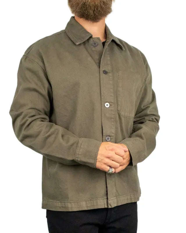 Resteröds Armstrong overshirt i olivgrönt, snett framifrån