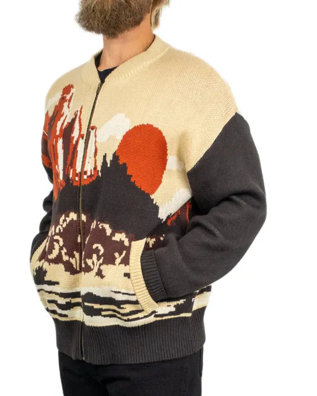 Wrangler Full Zip Cardigan Desert Scenic i beige, snett framifrån
