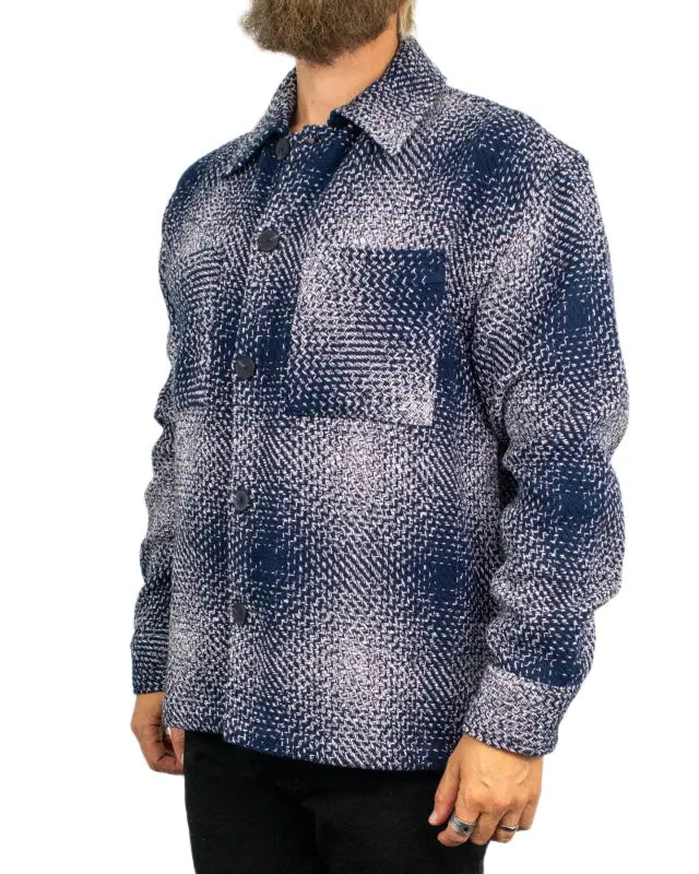 Resteröds Nolan Heavy Twill overshirt i marinblå skuggruta, snett framifrån
