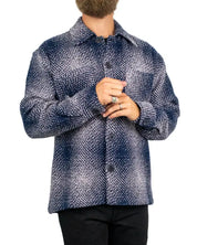 Resteröds Nolan Heavy Twill overshirt i marinblå skuggruta, detalj av knäppning