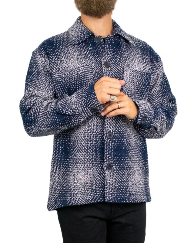 Resteröds Nolan Heavy Twill overshirt i marinblå skuggruta, detalj av knäppning