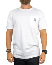 Vit Carhartt K87 t-shirt på modell, framifrån med Carhartt-etikett på bröstfickan