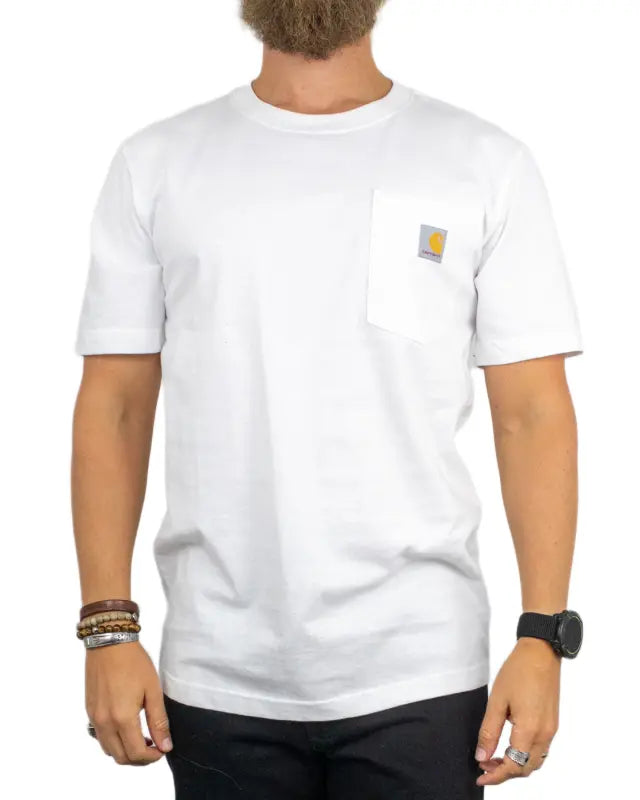 Vit Carhartt K87 t-shirt på modell, framifrån med Carhartt-etikett på bröstfickan