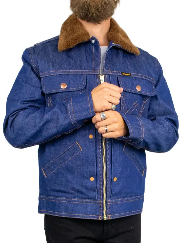 Wrangler Super Jeans Jacket Super Raw i blått, snett framifrån