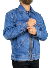Wrangler Super Jeans Jacket Cowboy Fade i blått, snett framifrån