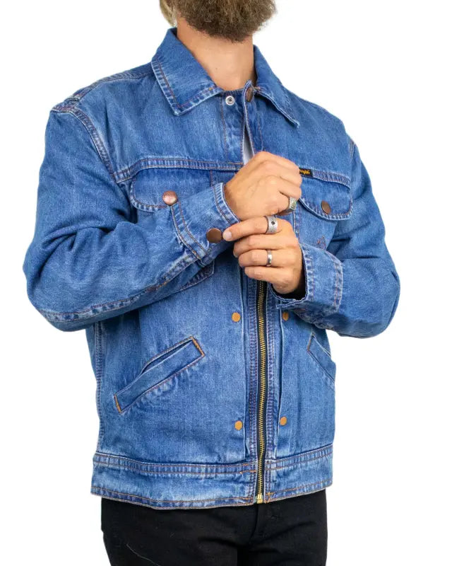 Wrangler Super Jeans Jacket Cowboy Fade i blått, snett framifrån