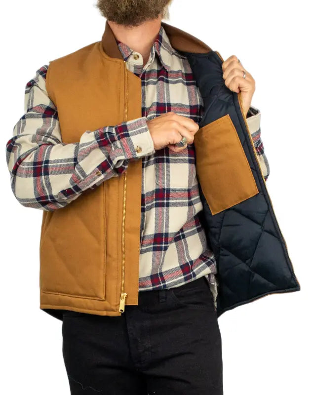 Carhartt V01 Insulated Rib Collar väst i brunt, quiltat foder och innerficka