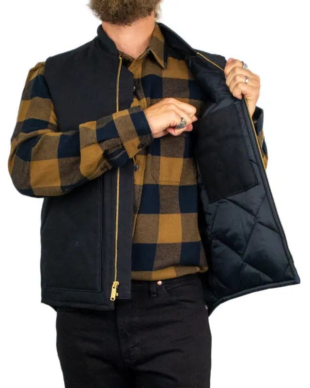 Carhartt V01 Insulated Rib Collar väst i svart, quiltat foder på insidan