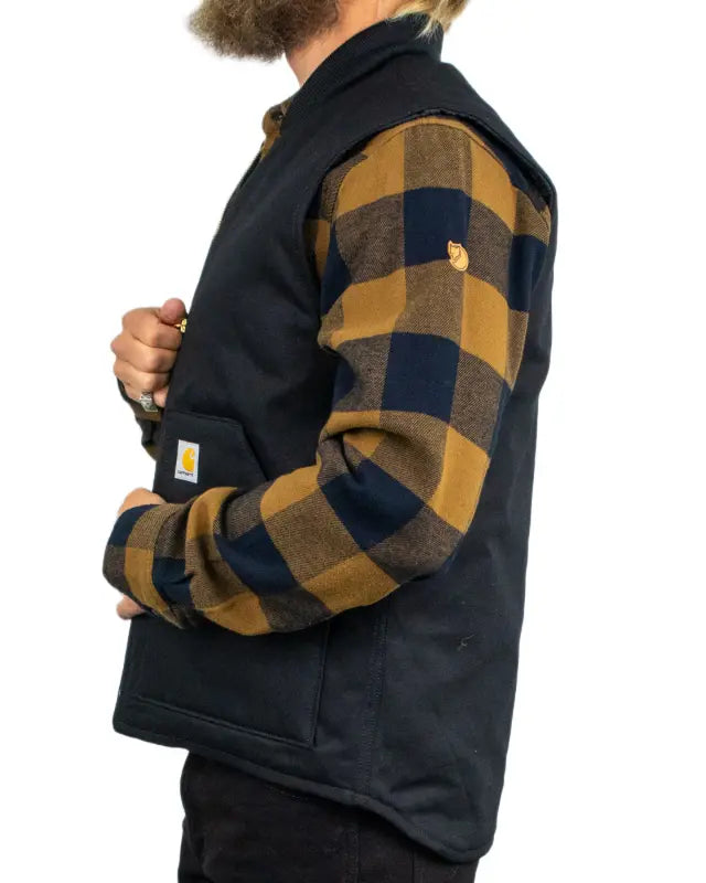 Carhartt V01 Insulated Rib Collar väst i svart, detalj av logga och ficka